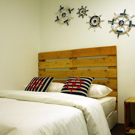 Roof Talk Theme Hostel Johor Bahru Phòng bức ảnh
