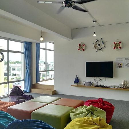 Roof Talk Theme Hostel Johor Bahru Ngoại thất bức ảnh