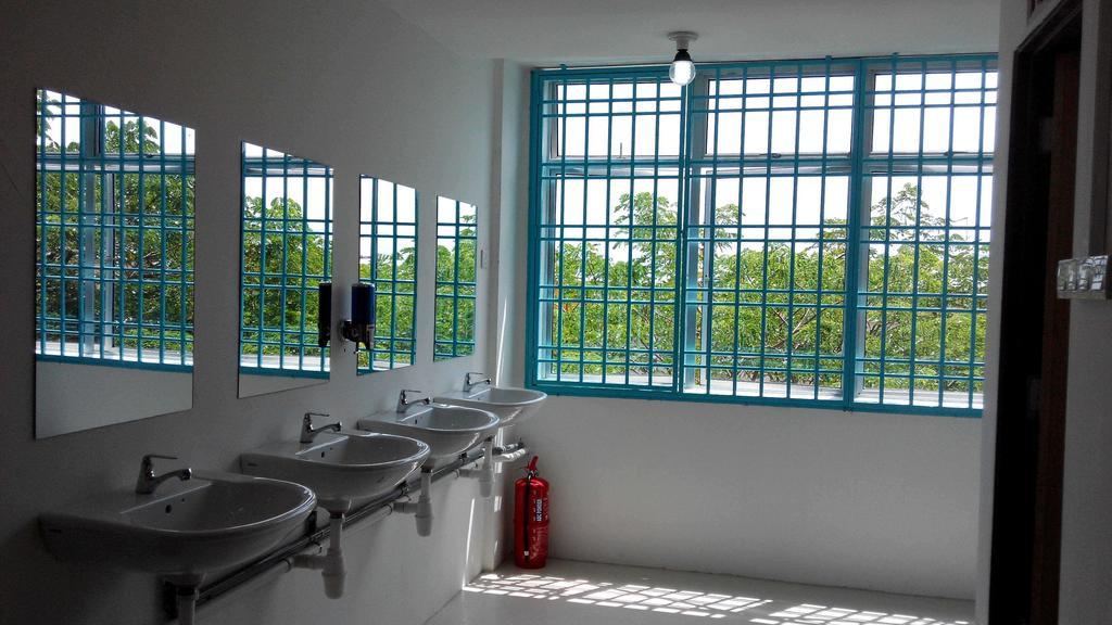 Roof Talk Theme Hostel Johor Bahru Phòng bức ảnh