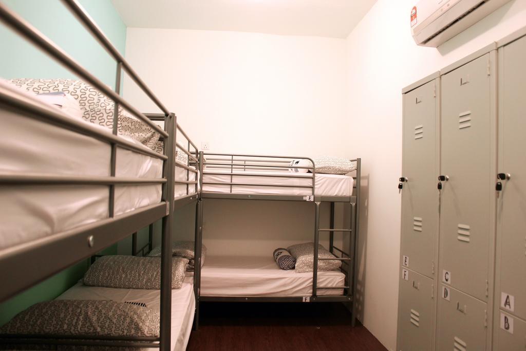 Roof Talk Theme Hostel Johor Bahru Phòng bức ảnh