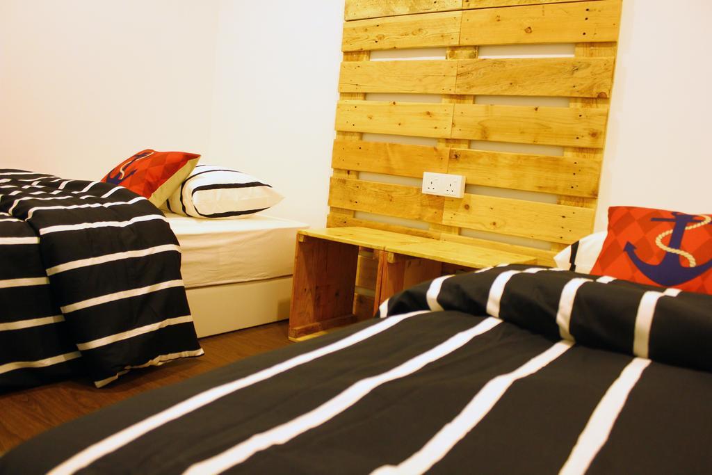 Roof Talk Theme Hostel Johor Bahru Phòng bức ảnh