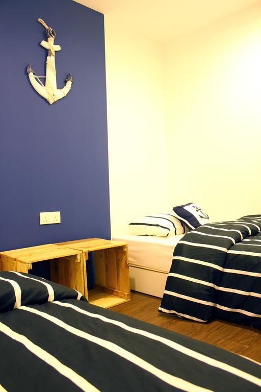 Roof Talk Theme Hostel Johor Bahru Phòng bức ảnh